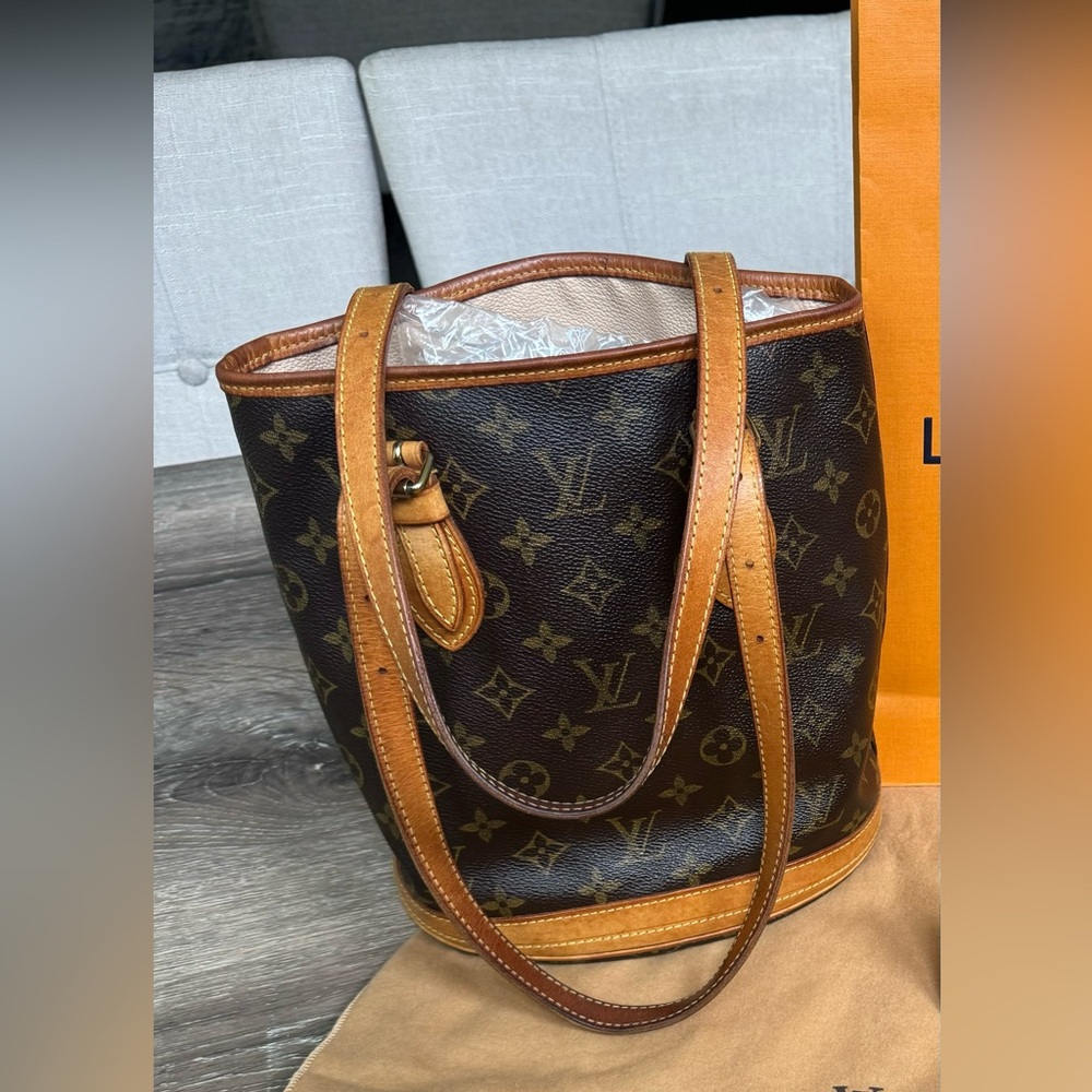 Louis Vuitton Petite bucket monogram